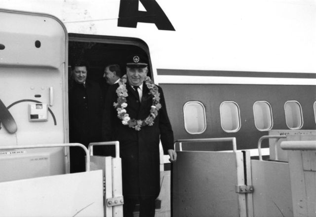 Zijn vrouw had gevraagd om een leuk souvenir mee te brengen. Die Hawaiaanse, daar kon hij eens mee uitpakken !